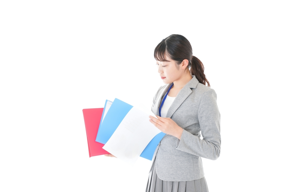 ファイルを確認する女性
