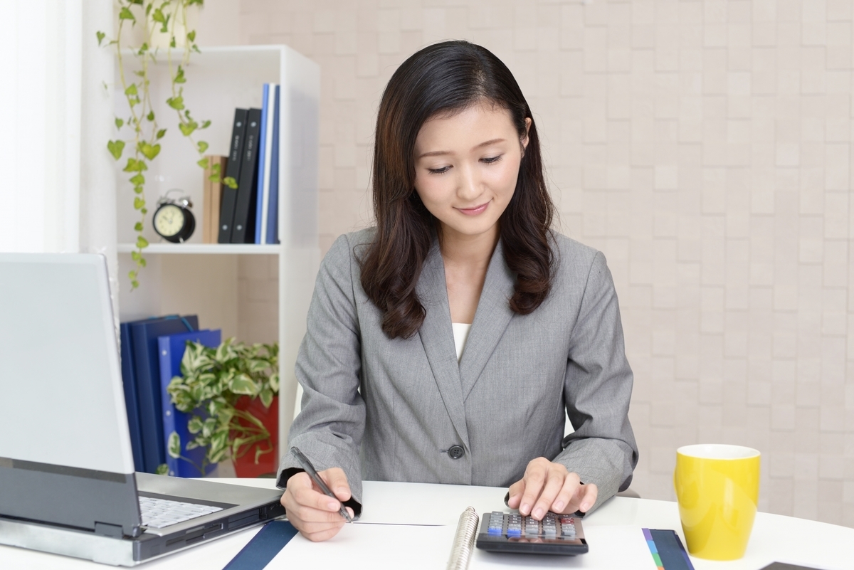 デスクワークをする女性