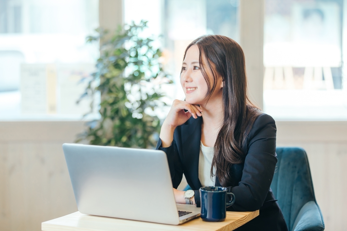 考え事をする女性