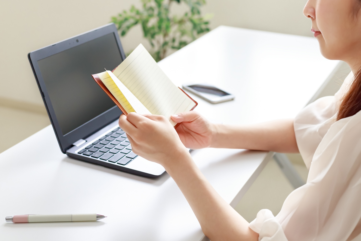 手帳をチェックする女性