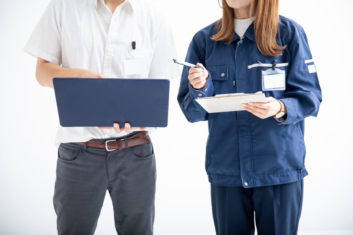 打ち合わせをする二人