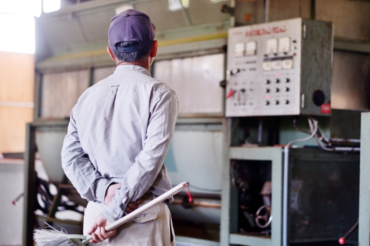 工場で作業している男性