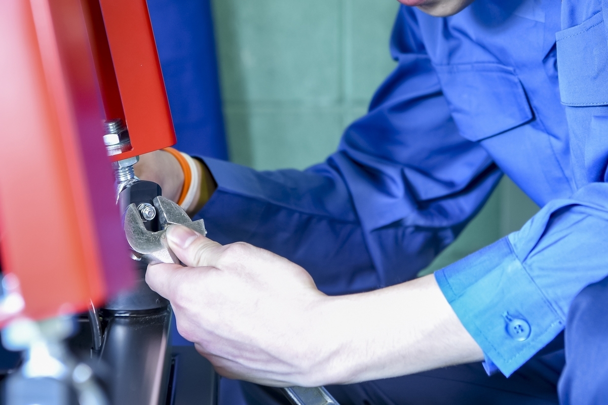 工場で作業する男性