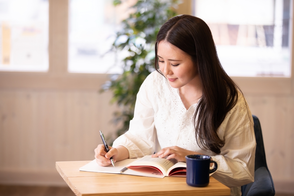 勉強する女性