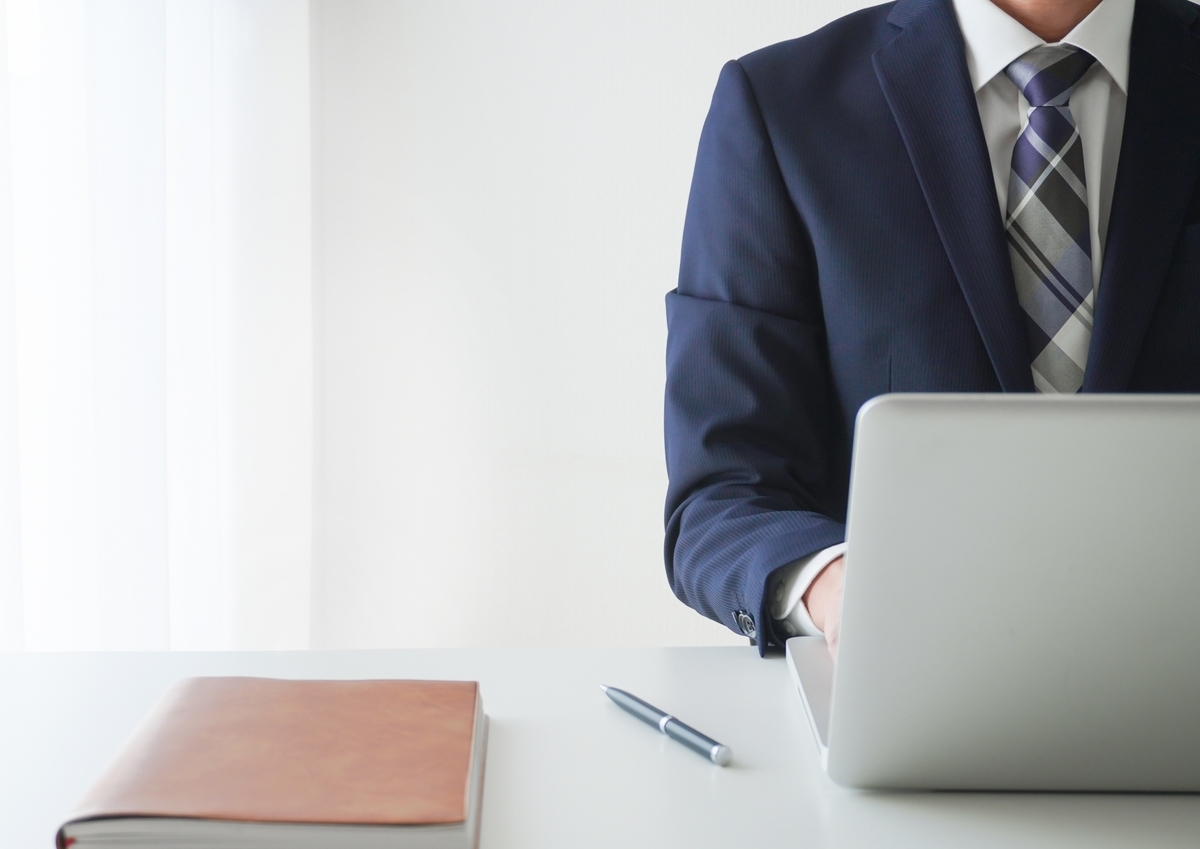 パソコンで作業する男性