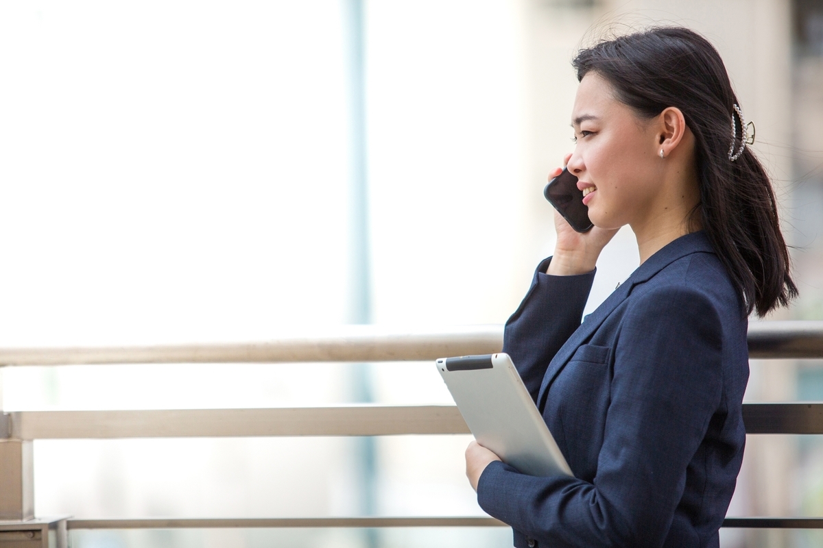通話する女性