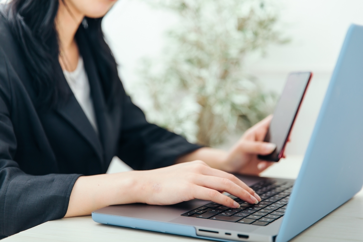 パソコンを操作する女性