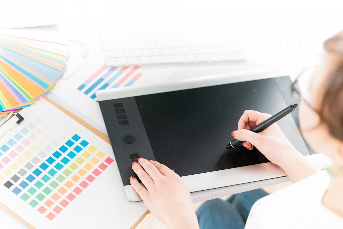 タブレットでデザインする女性
