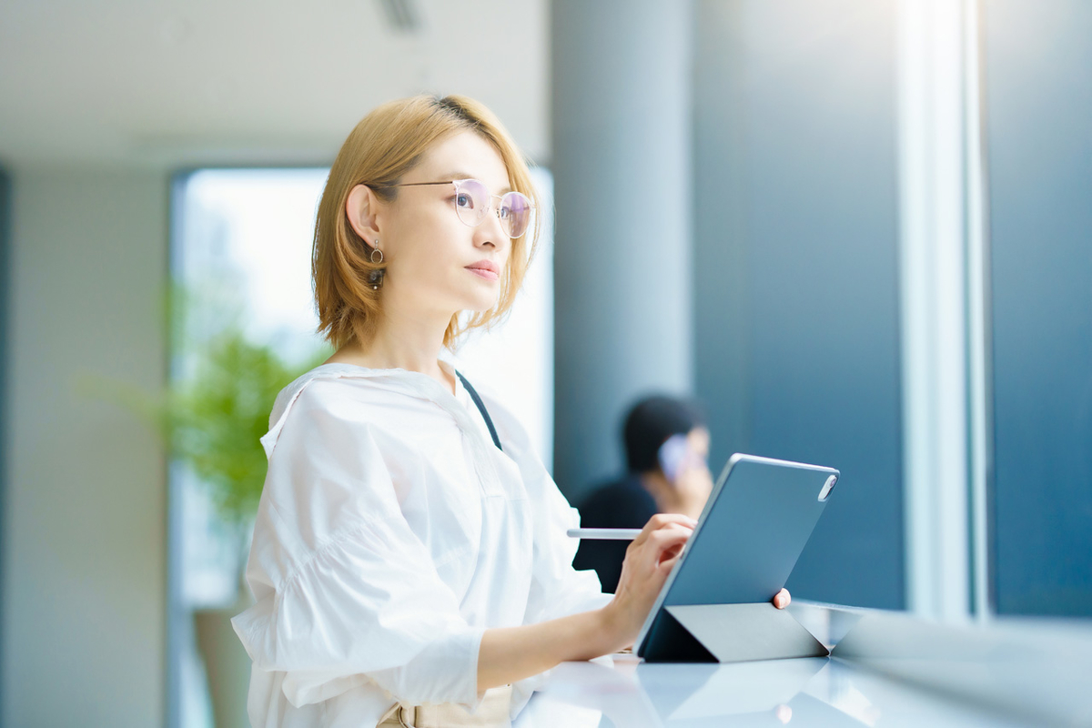 タブレットで作業する女性