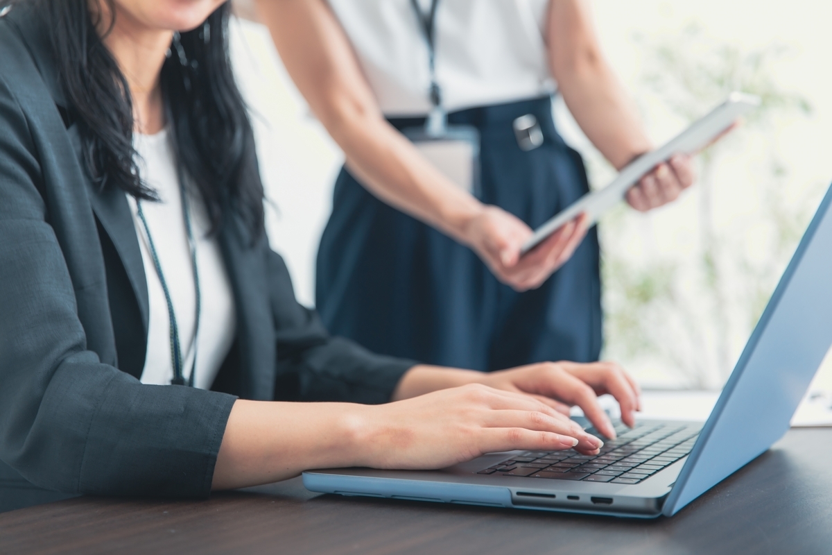 事務作業をする女性