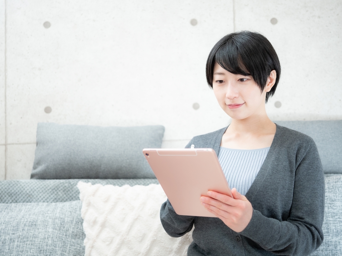 タブレットでデザインする女性