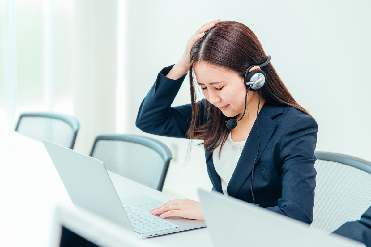 つらそうなオペレーターの女性