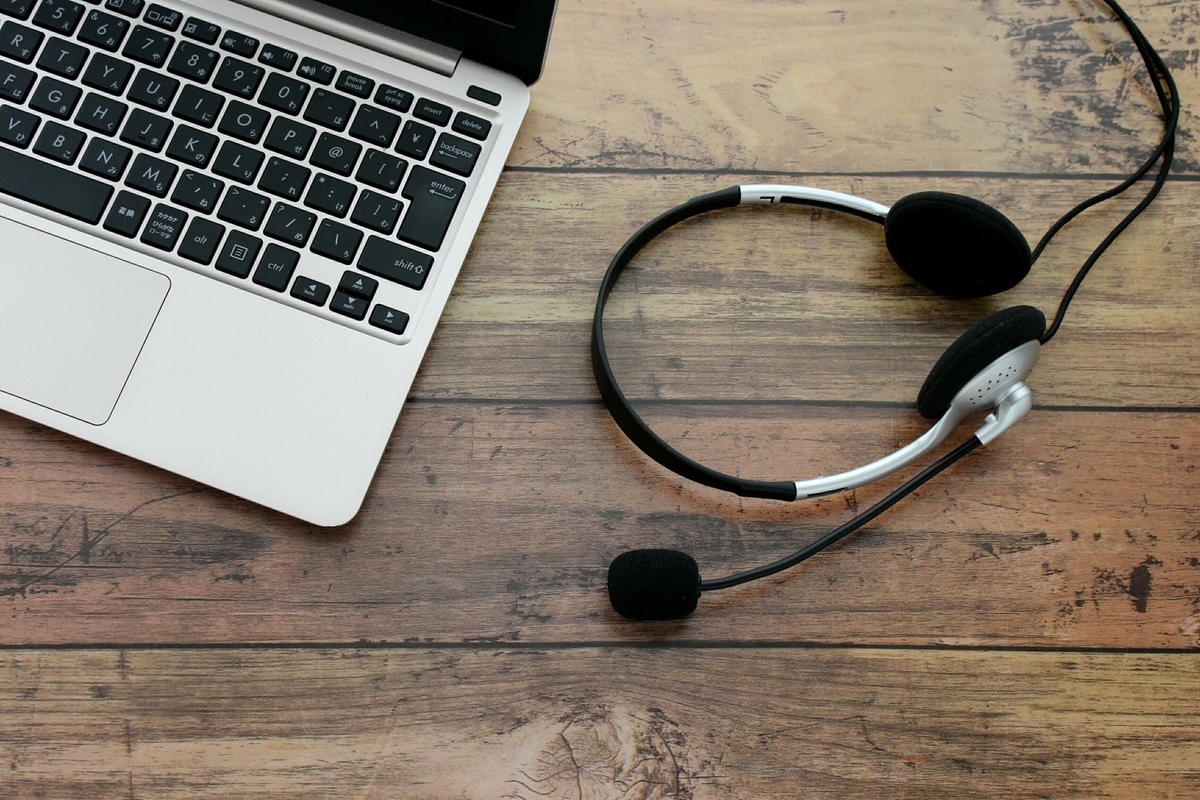 パソコンとヘッドセット