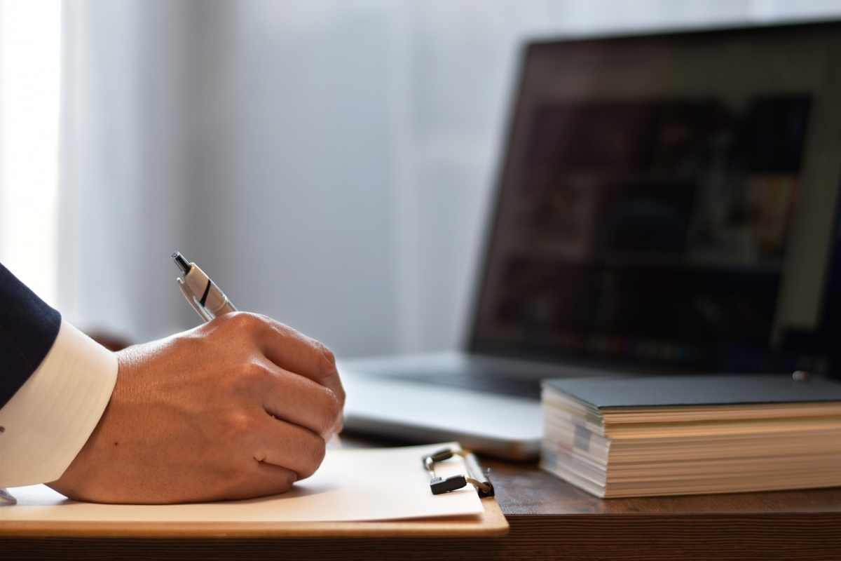 バインダーに記録する男性