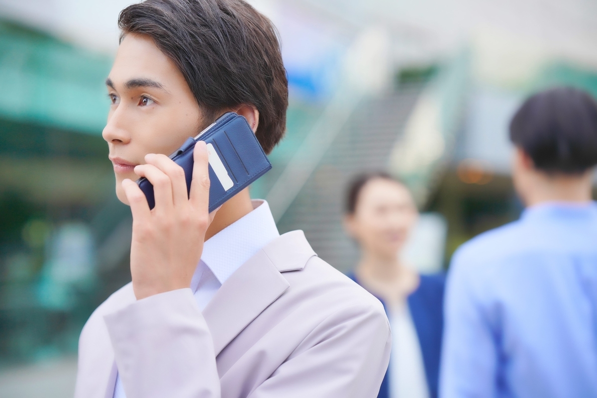 電話するビジネスマン