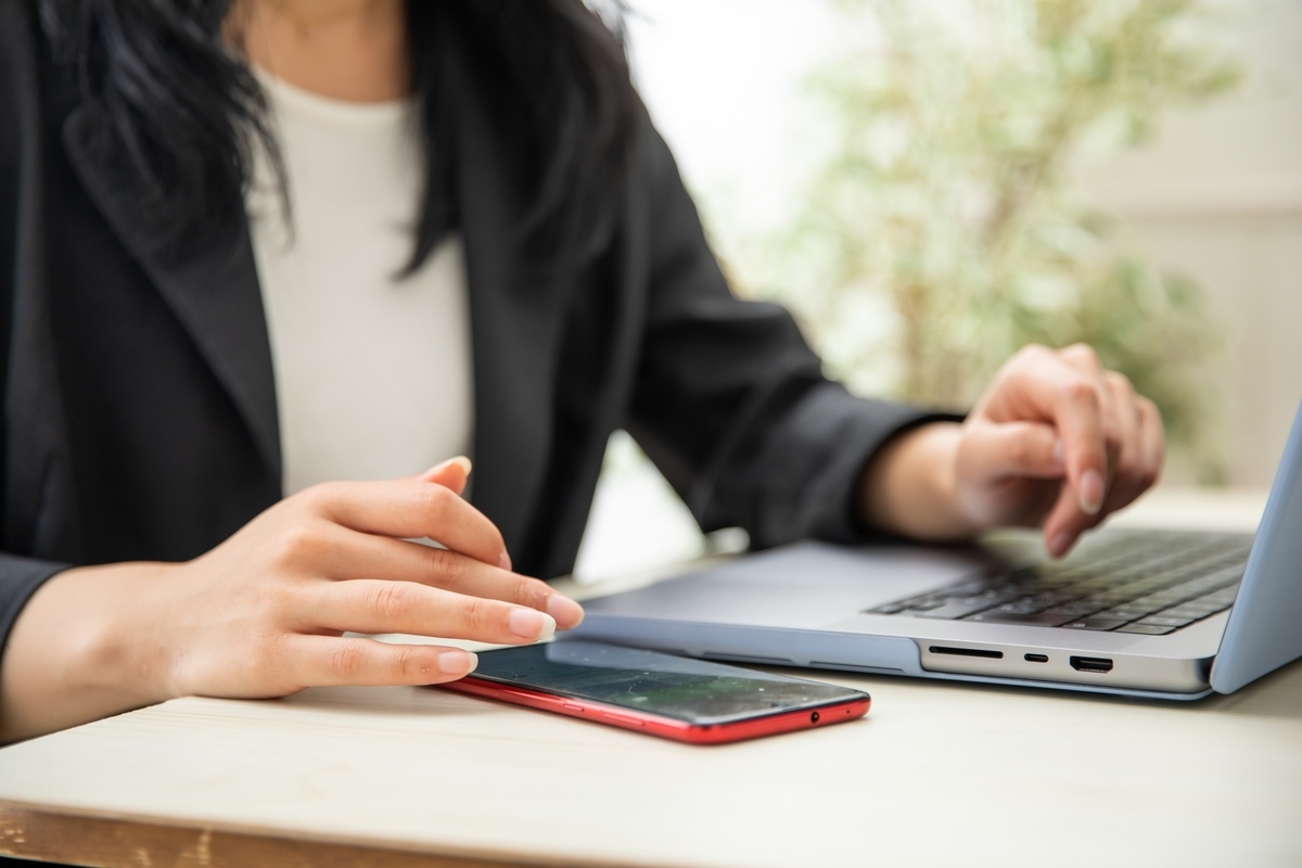 パソコンとスマホを操作する女性