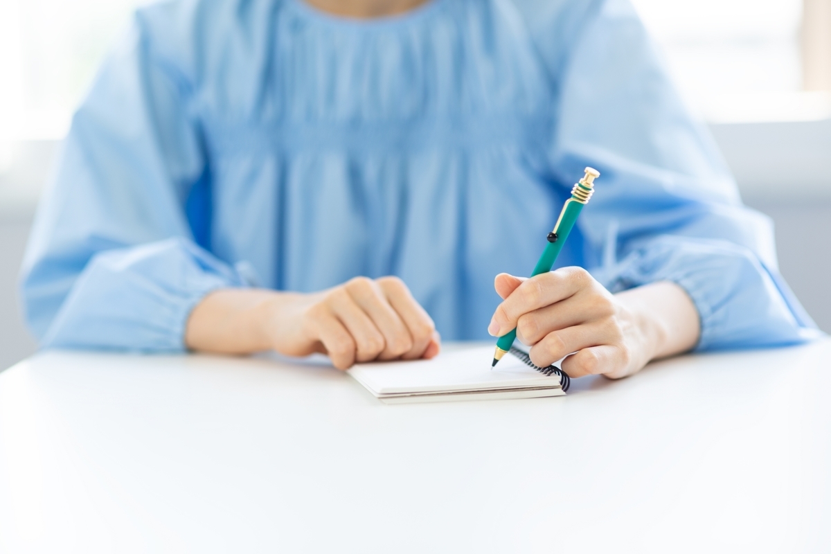 メモをとる女性