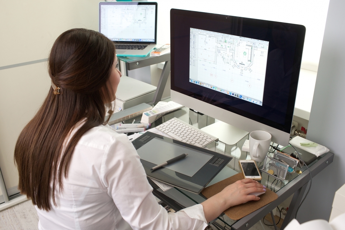 パソコンで仕事をするインテリアデザイナー