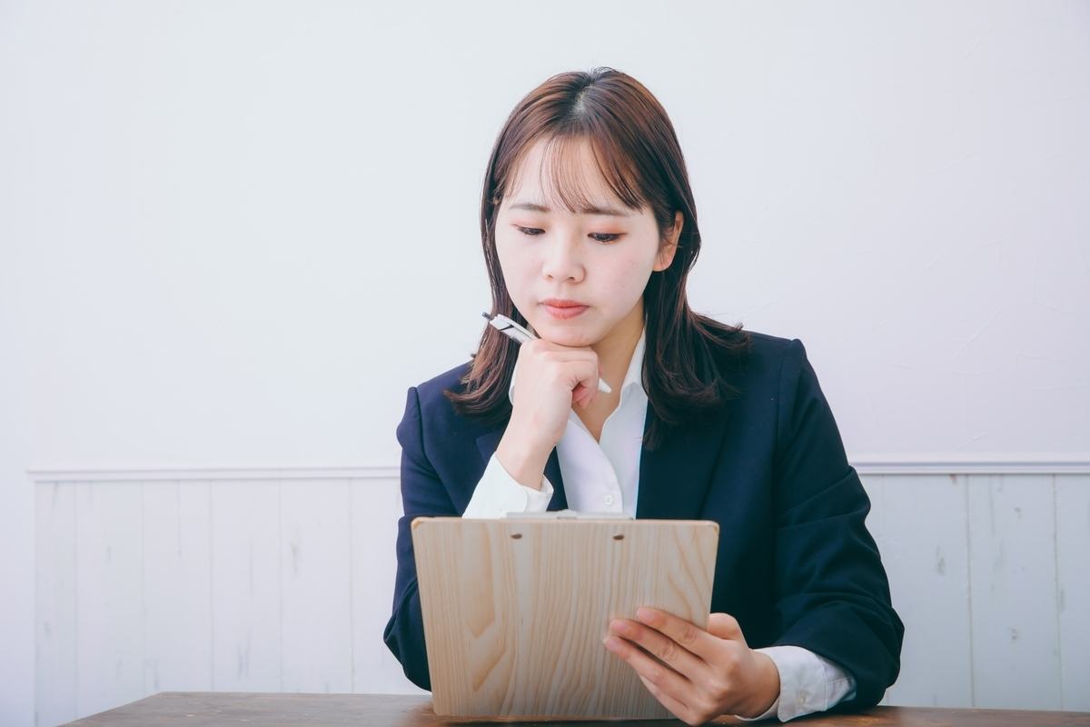 資料を見る女性