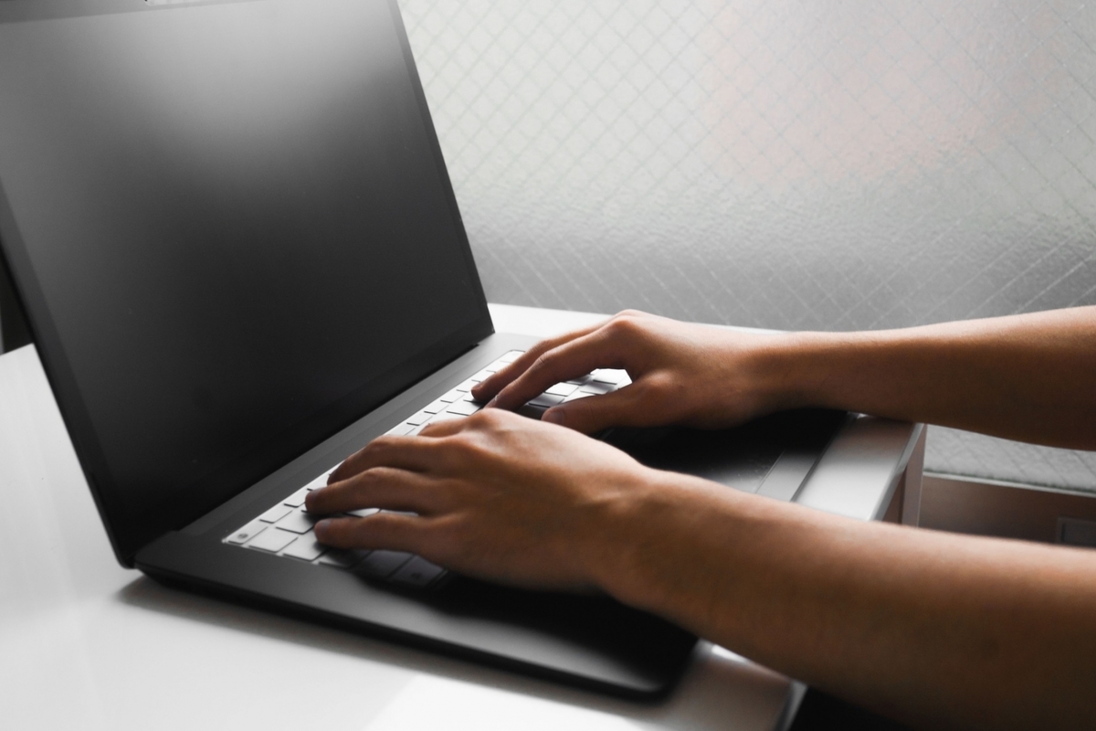 パソコンで作業をする