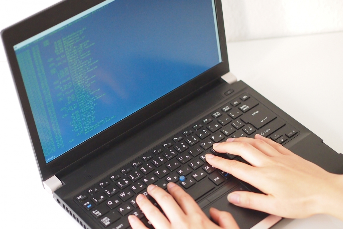 パソコンを操作する手元