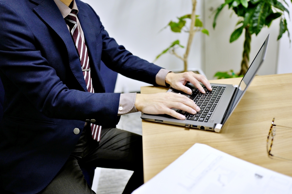 パソコンを操作する男性