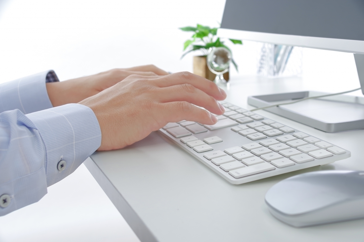 タイピングする手元