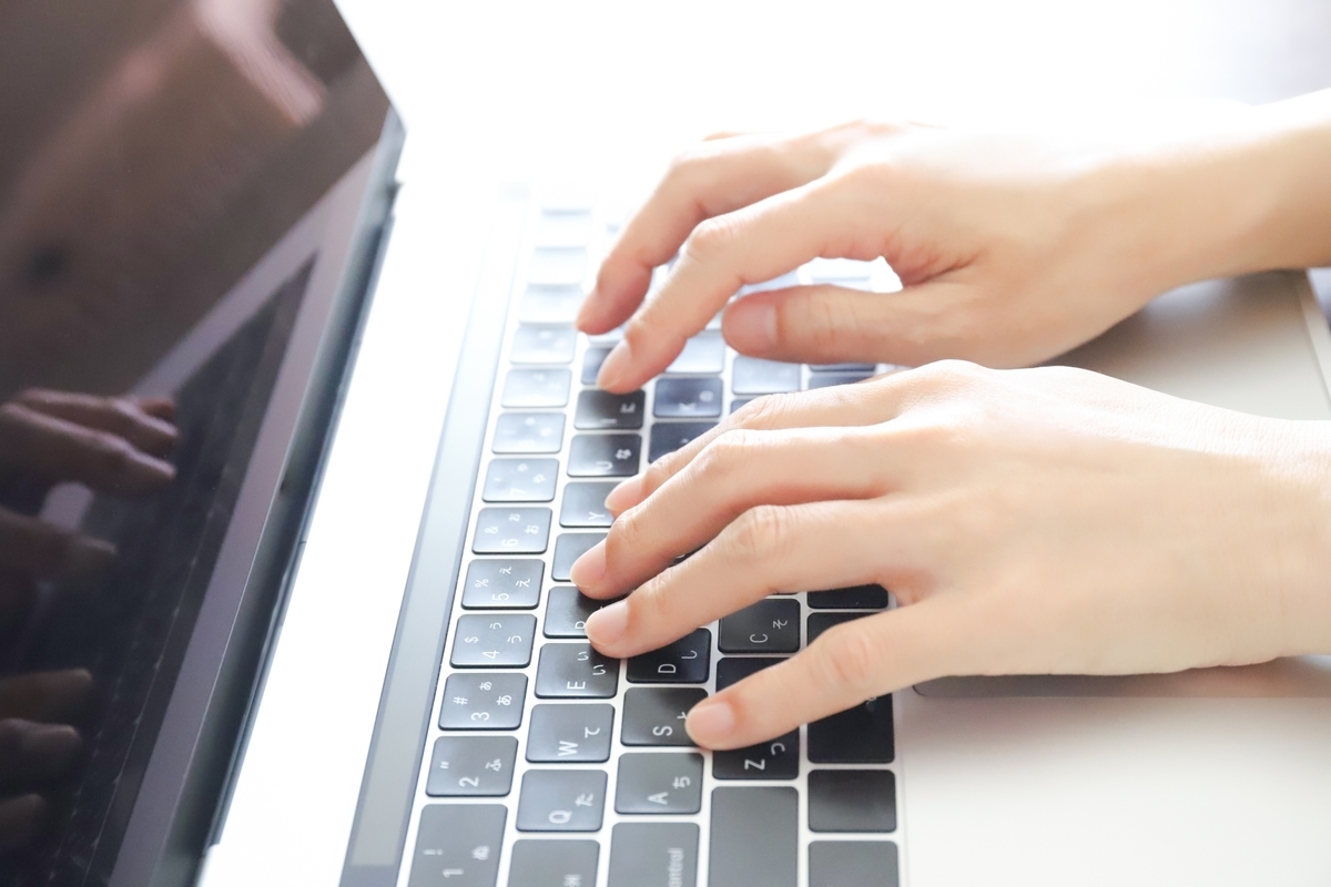 タイピングする手元