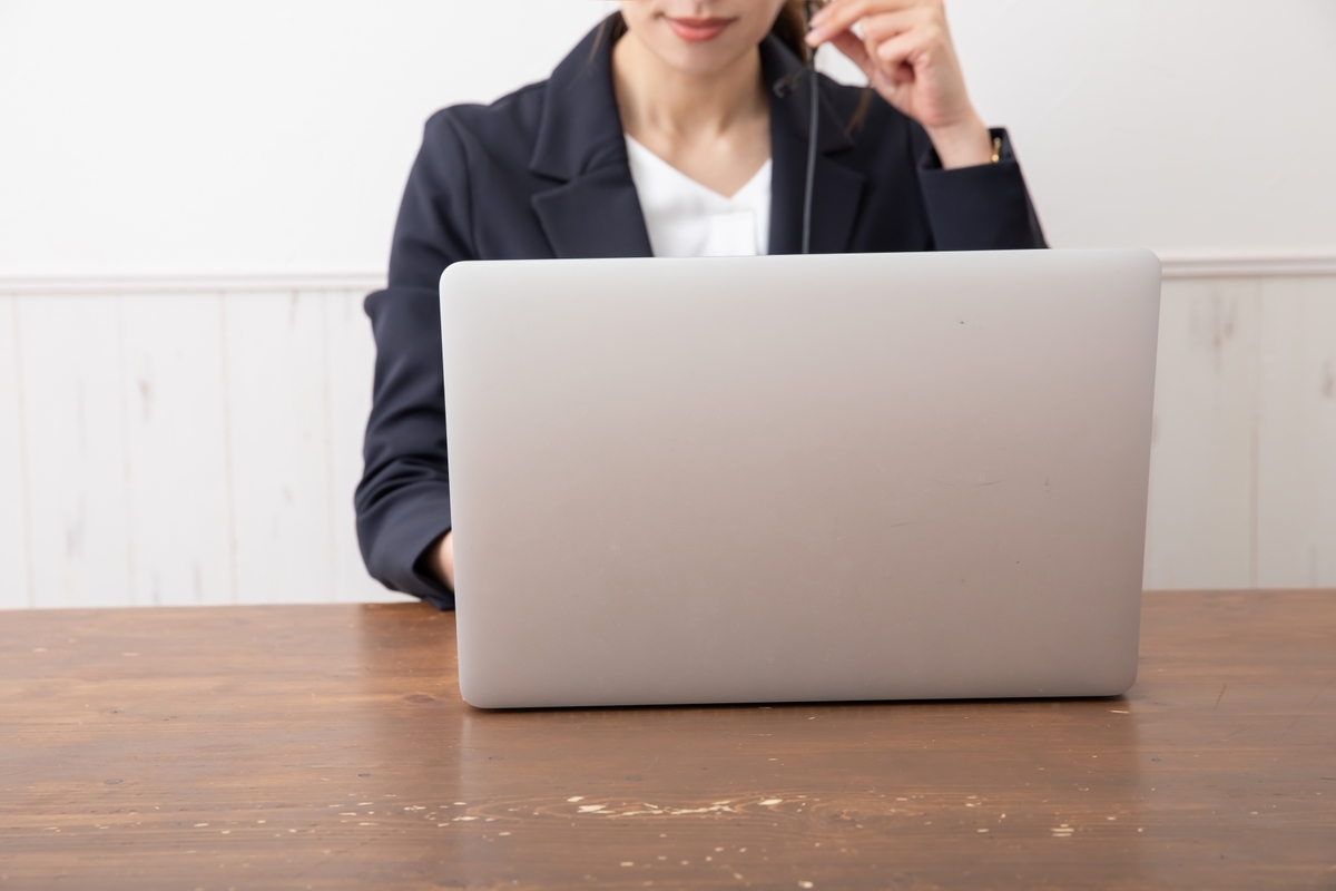 パソコンで作業をする女性