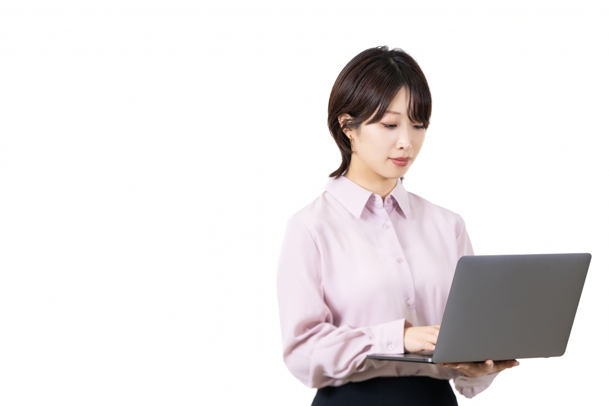 ノートパソコンを持つ女性