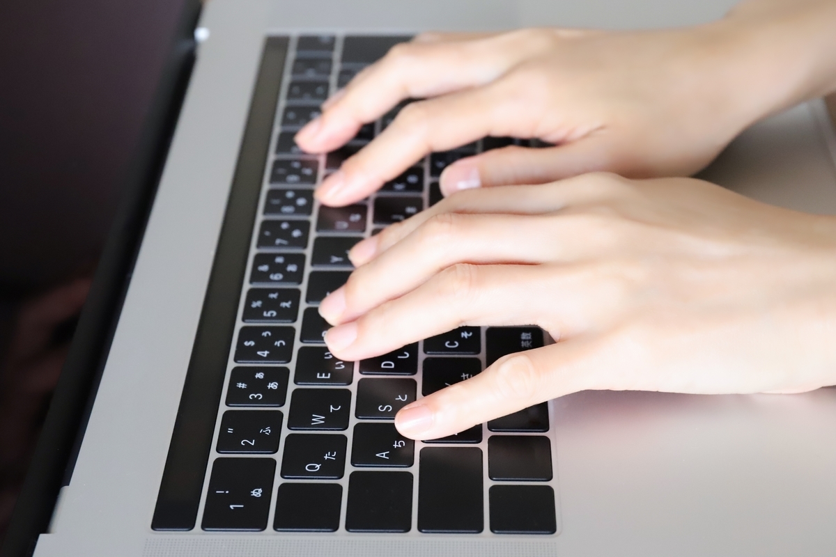 タイピングする手元