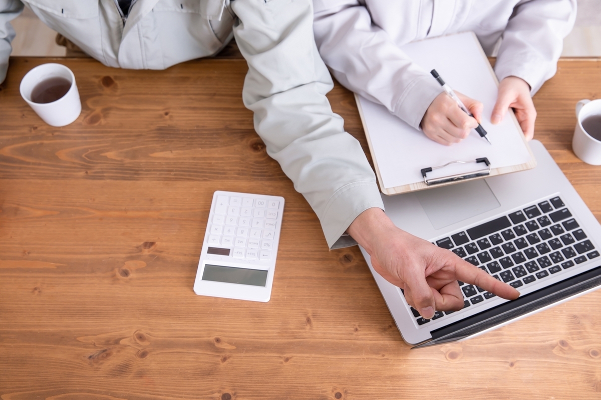 パソコンを見ながら打ち合わせする2人