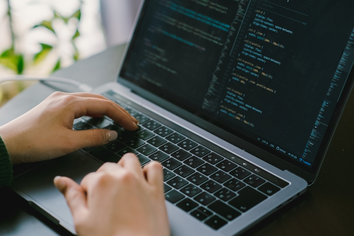 プログラミングをする手元