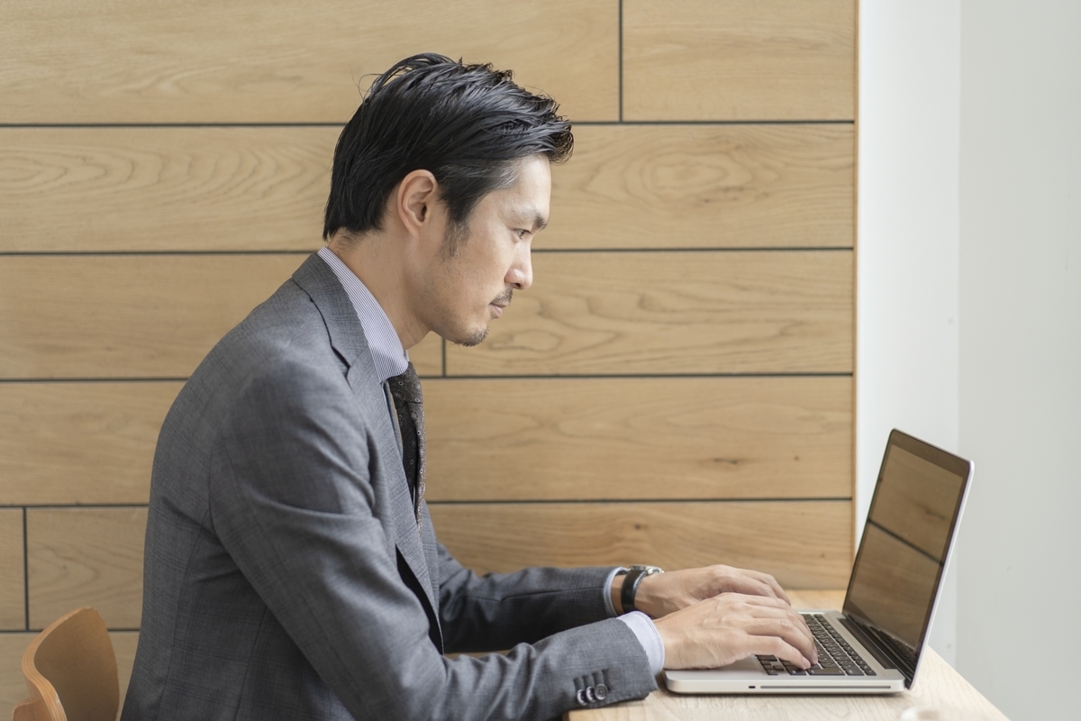 パソコンを操作する男性