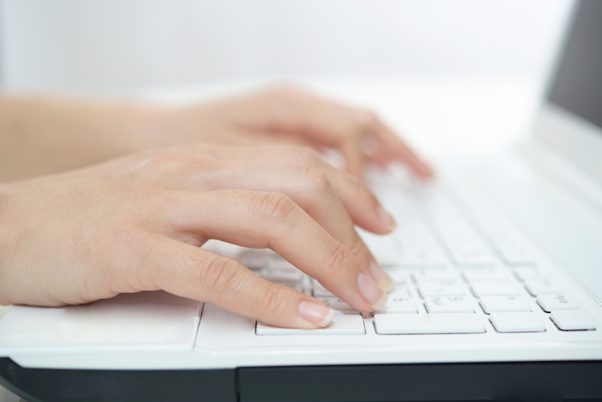 パソコンを操作する女性の手