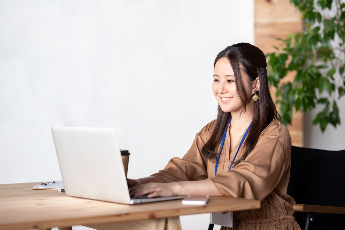 プログラミングする女性