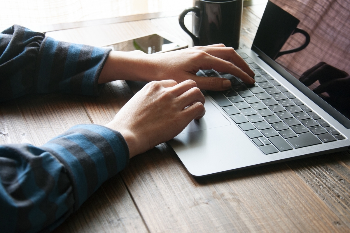 パソコンを操作する手元