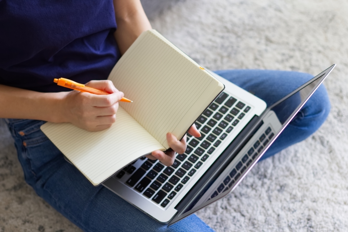 パソコンを見ながら勉強する