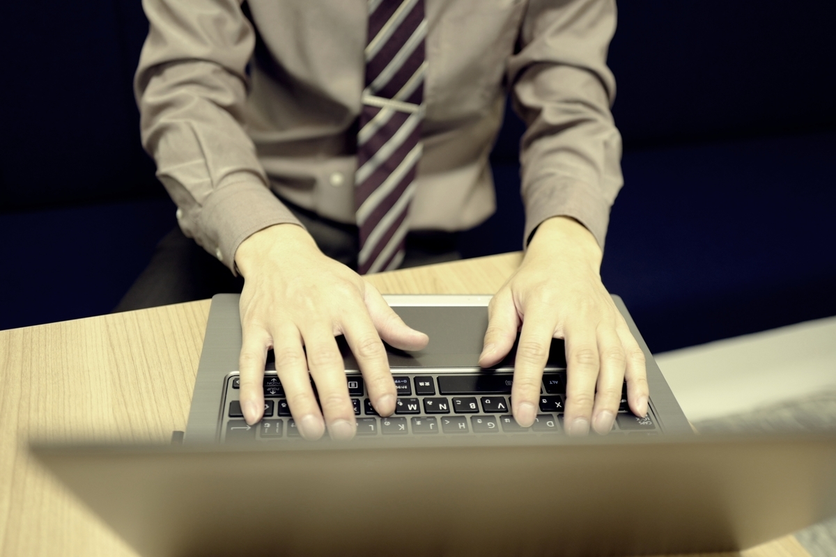 パソコンを操作する男性