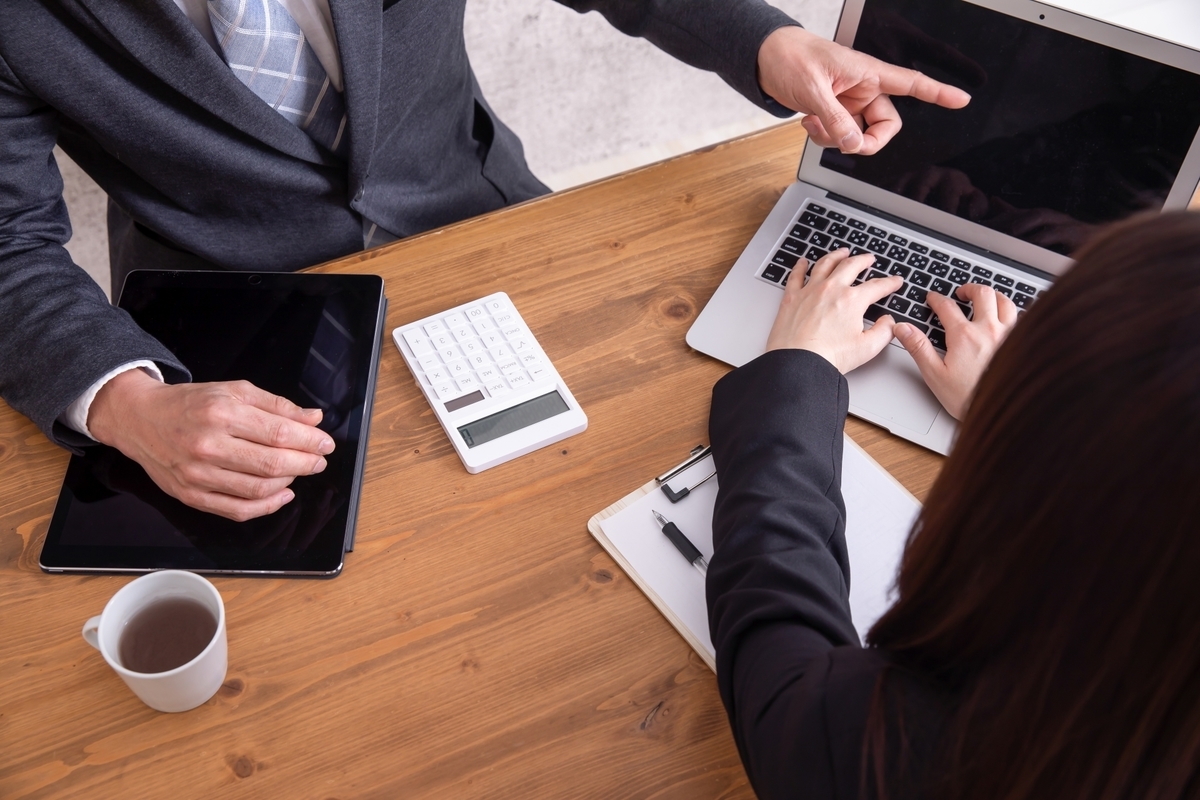 パソコンを使ったミーティング