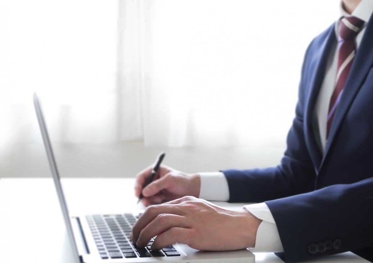 パソコンで勉強する男性