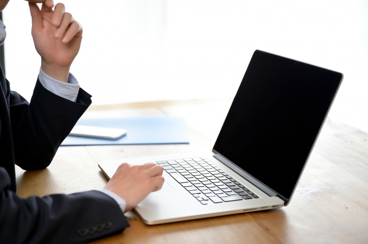 パソコンを操作する男性