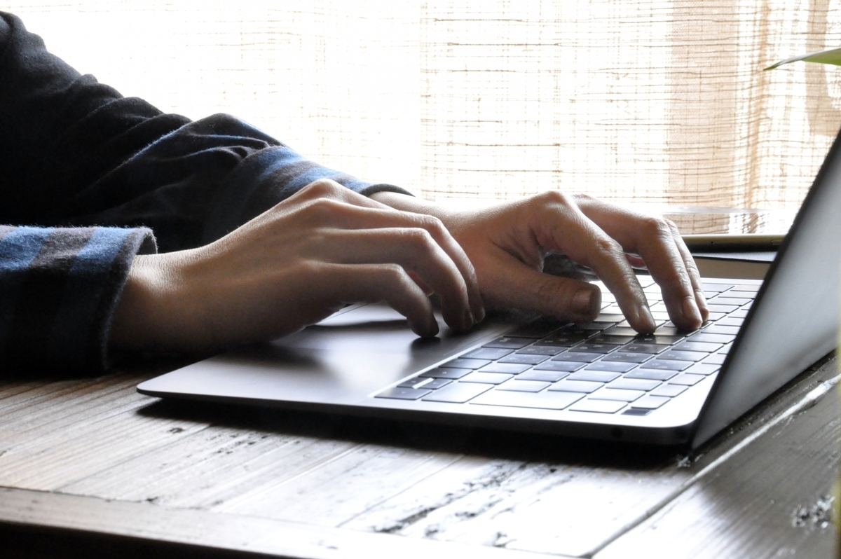 パソコンを操作する手