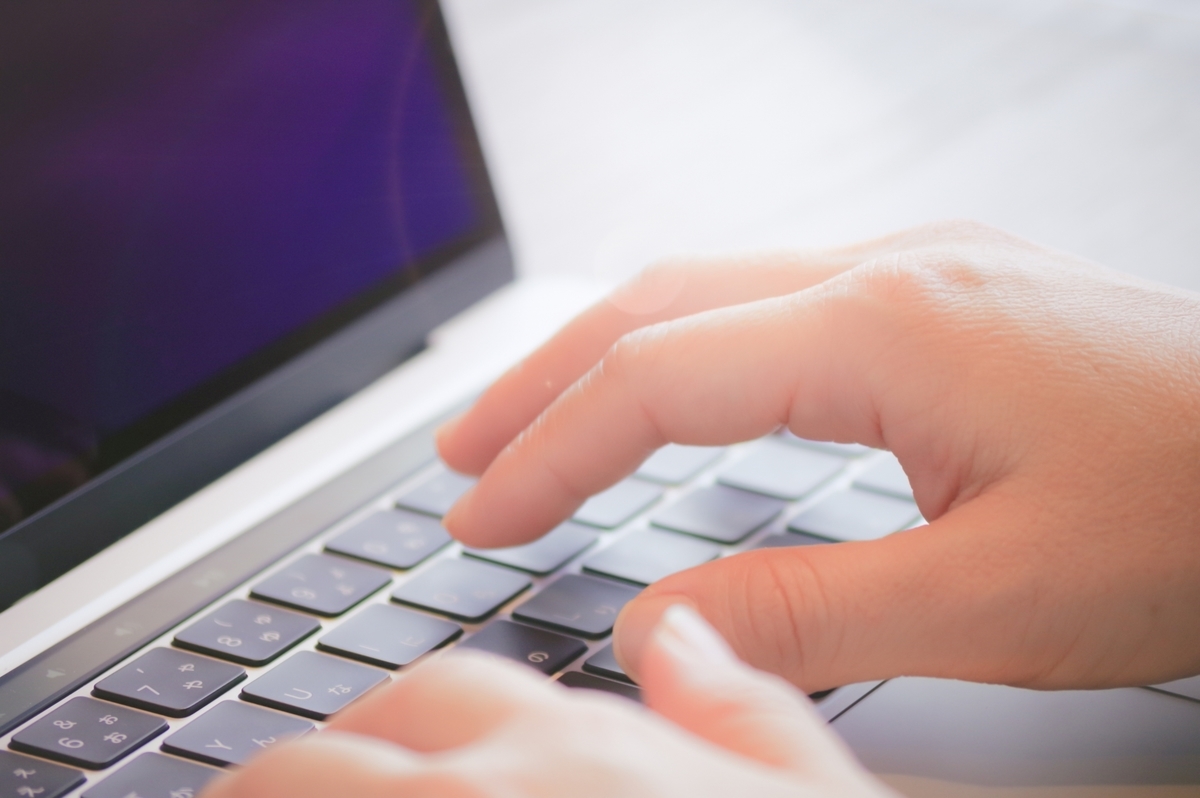 タイピングする手元