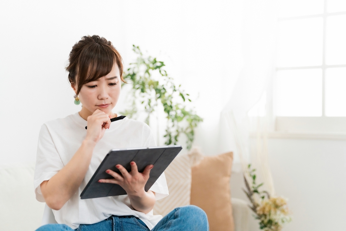 タブレットを操作する女性