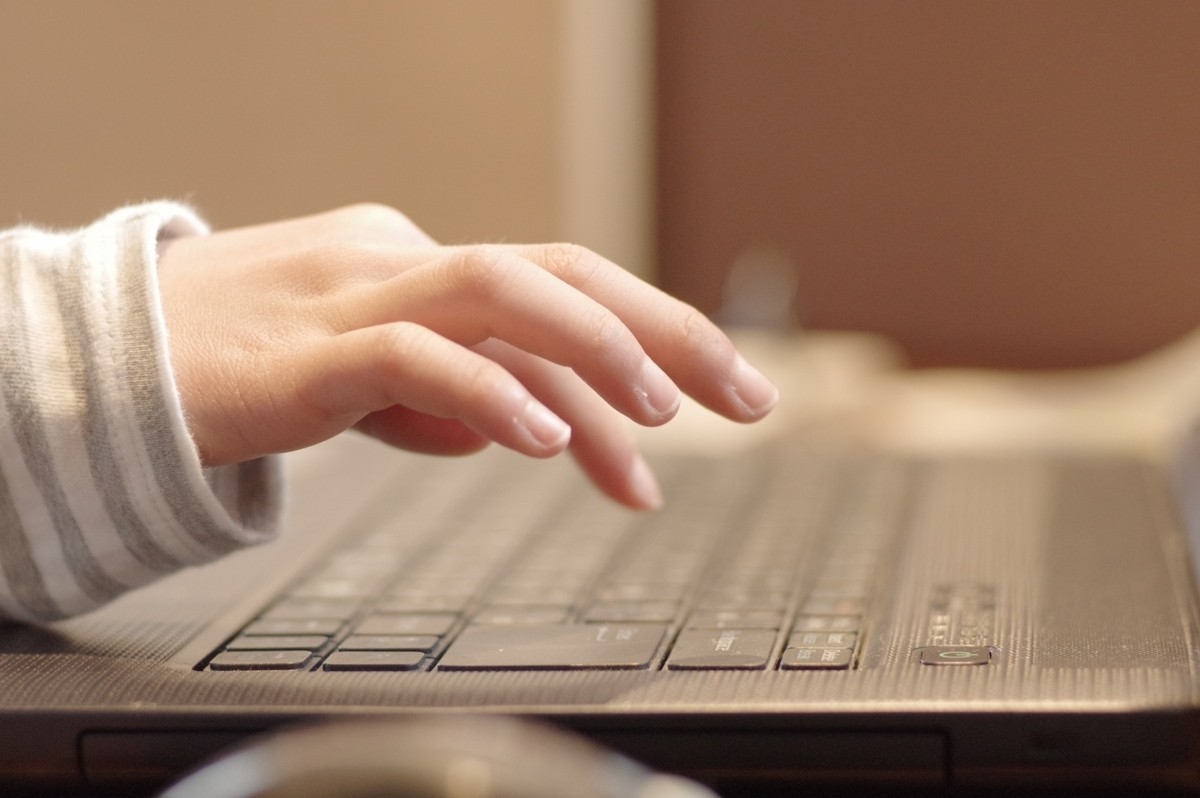 タイピングする手元