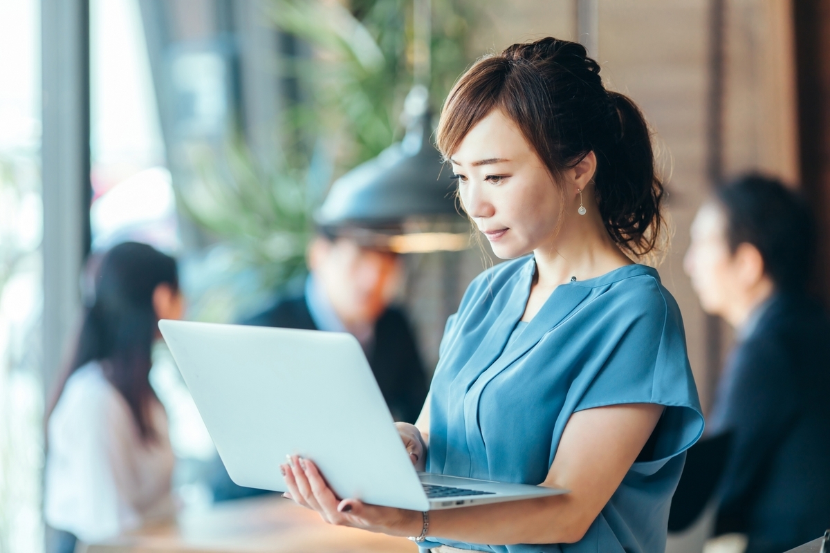 パソコンを操作する女性