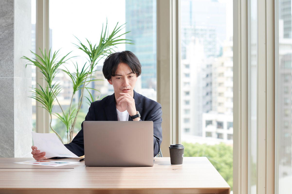 パソコンを操作する男性