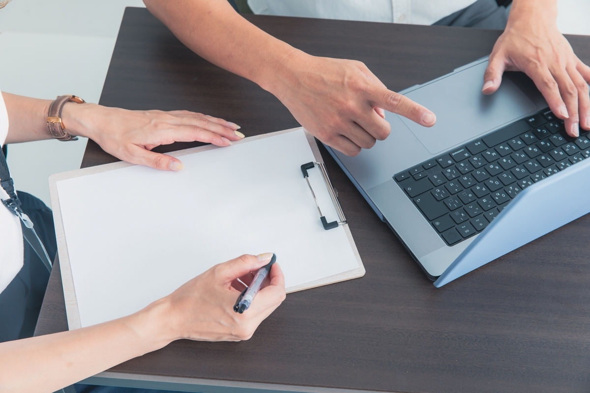 デスクで打ち合わせをする