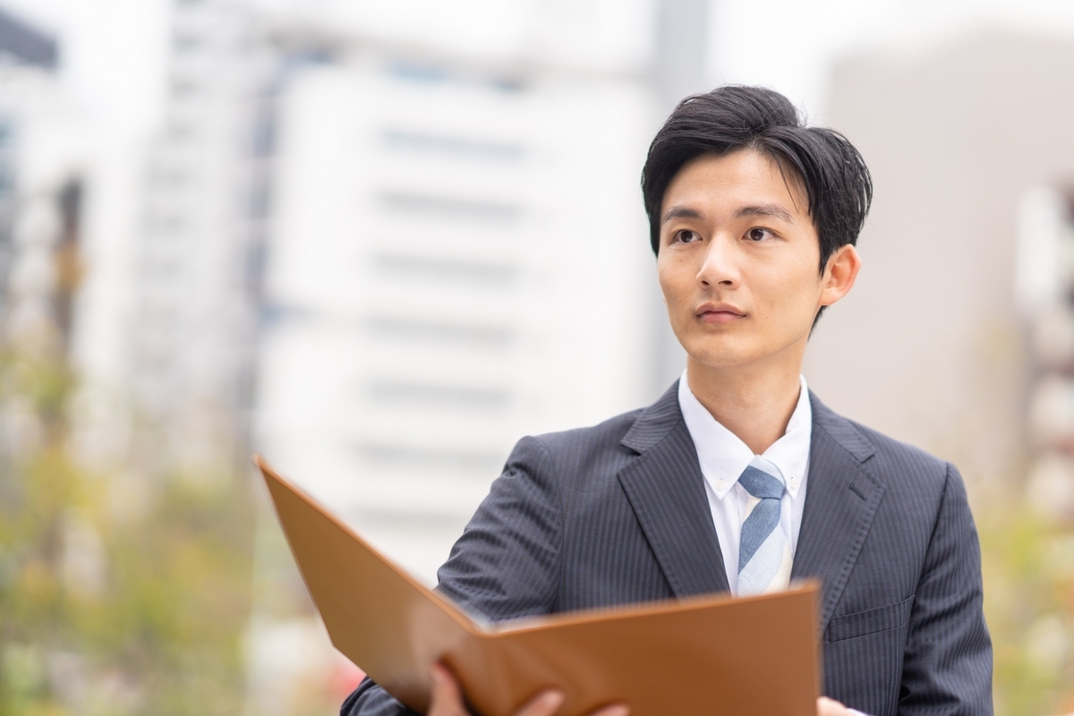 ファイルを持つビジネスマン